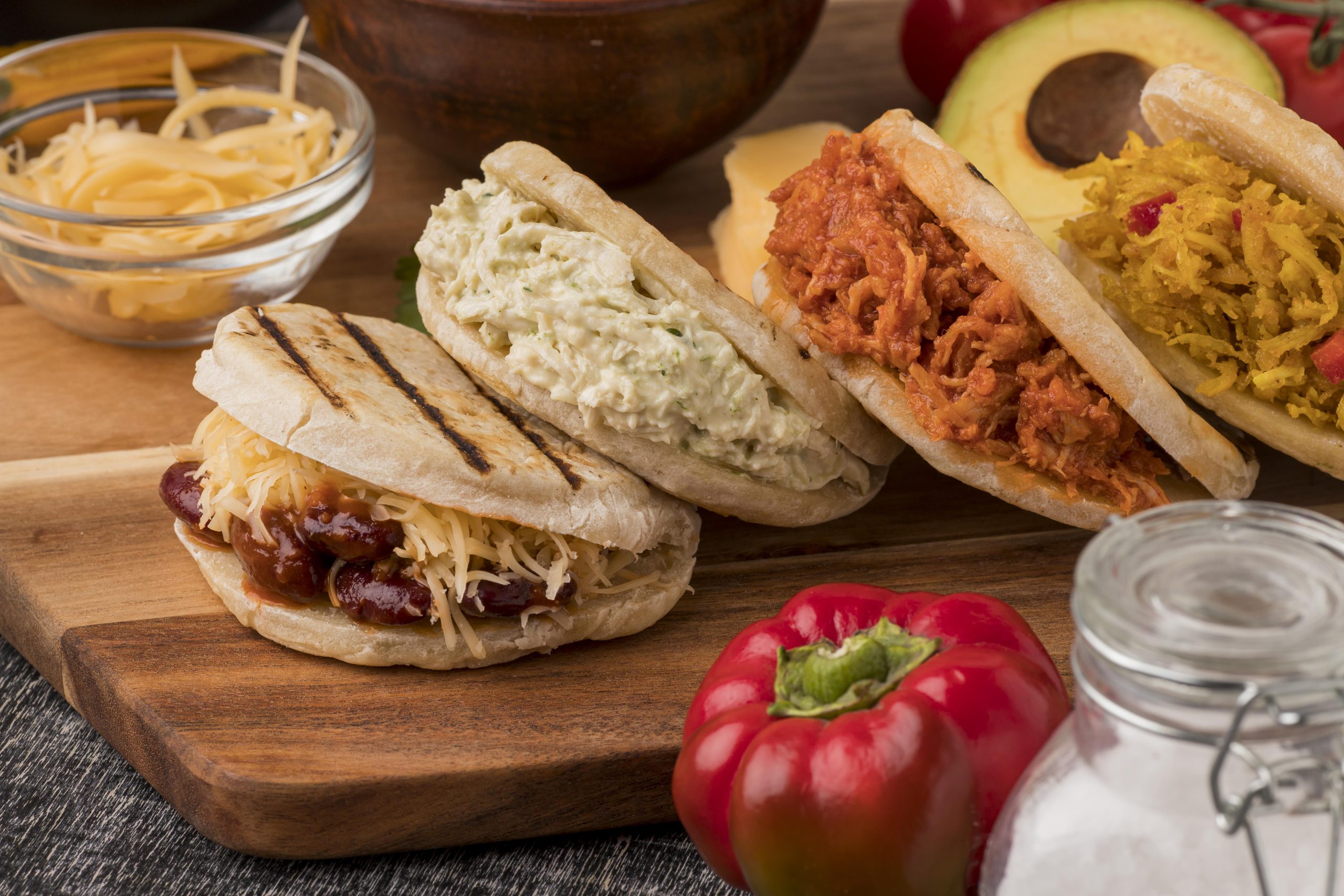 deliciosas arepas en tablero de madera